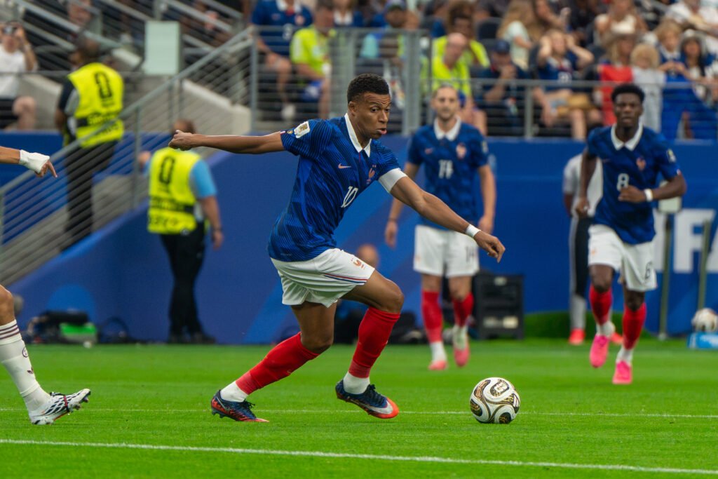 Kylian Mbappé en action avec l’équipe de France contre l’Espagne au Mondial 2026, photo d’illustration pour l’article sur la crise Mbappé-Chine.