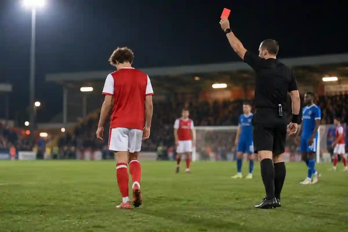 Illustration éditoriale évoquant l’expulsion de Max Dowman : un arbitre brandit un carton rouge devant un jeune joueur.